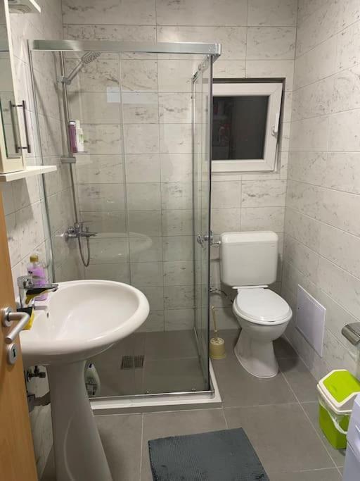 Sunny Prishtina Apartment Приштина Экстерьер фото